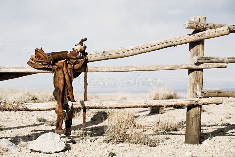 Rancho - sela na cerca imagem de stock Rancho - sela na cerca imagem de stock