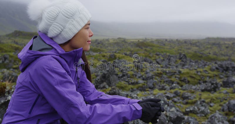 Randonneur de femme de l'Islande à l'extérieur, sur la hausse reposant le randonneur touristique en profitant de la vue banque de vidéos