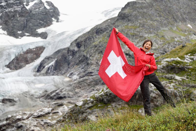 Randonneur de la Suisse encourageant montrant le drapeau suisse image stock Randonneur de la Suisse encourageant montrant le drapeau suisse image stock