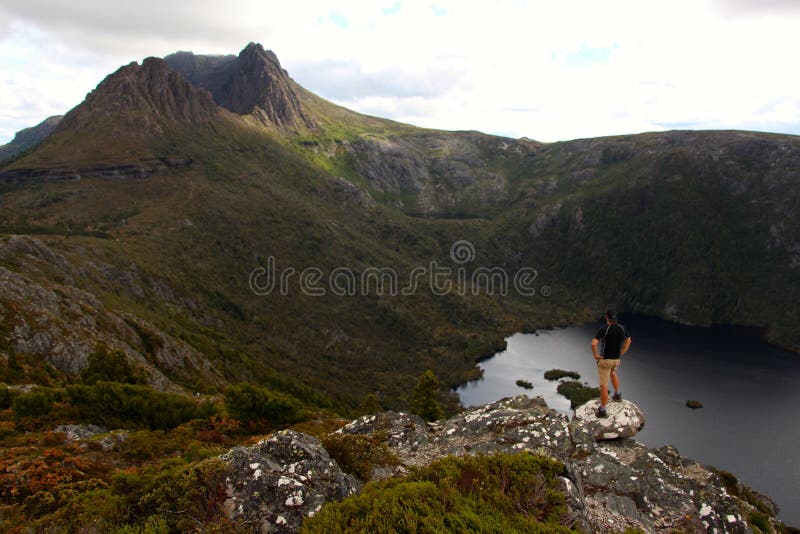 Randonneur rentrant les vues à couper le souffle au-dessus de la montagne de berceau photographie stock libre de droits