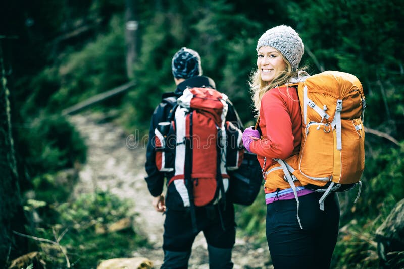 Randonneurs de couples marchant en montagnes photos libres de droits
