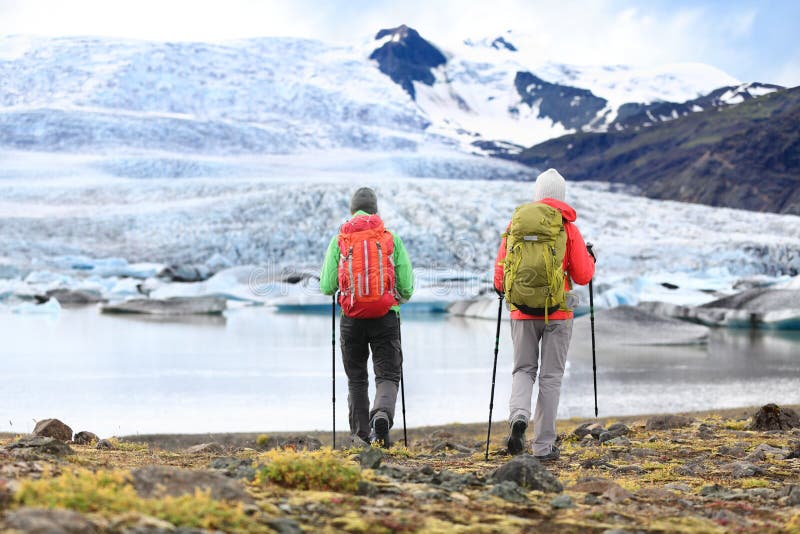 Randonneurs - les gens sur le voyage d'aventure sur l'Islande image stock Randonneurs - les gens sur le voyage d'aventure sur l'Islande image stock