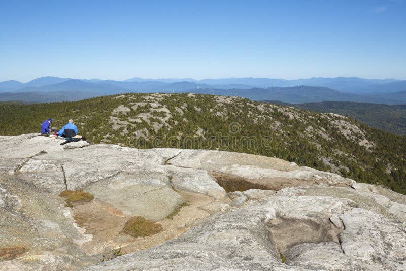 Randonneurs s'asseyant sur le sommet du Mt Cardigan près de Grafton, nouveau Hamps images stock Randonneurs s'asseyant sur le sommet du Mt Cardigan près de Grafton, nouveau Hamps images stock
