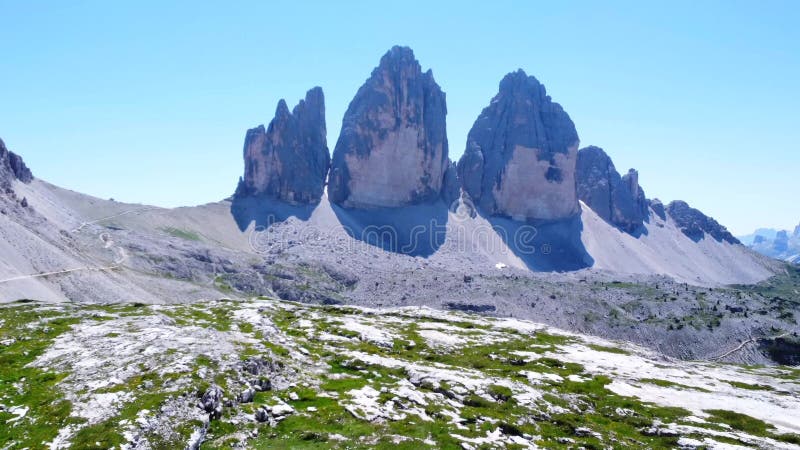 Randonnée touristique à tré cime di lavaredo faire pouce vers le haut signe en été banque de vidéos