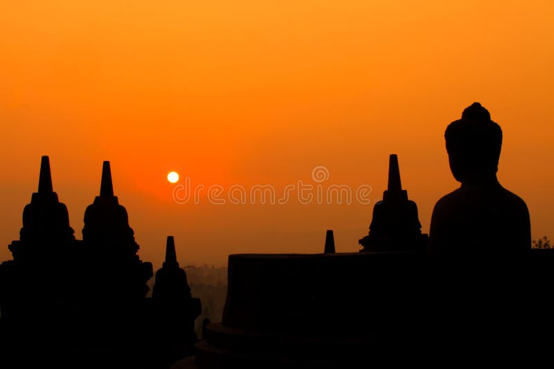 Ranek sylwetka Buddha wizerunek na Borobudur świątyni, Yogyakart zdjęcie stock Ranek sylwetka Buddha wizerunek na Borobudur świątyni, Yogyakart zdjęcie stock