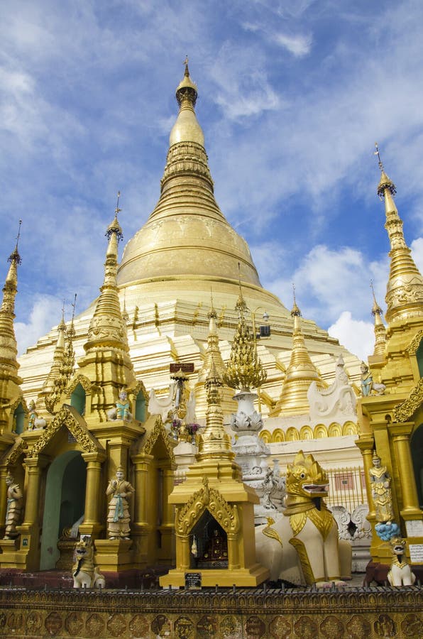 Rangoon, Myanmar, il 18 giugno 2015: Pagoda di Schwedagon immagine stock Rangoon, Myanmar, il 18 giugno 2015: Pagoda di Schwedagon immagine stock