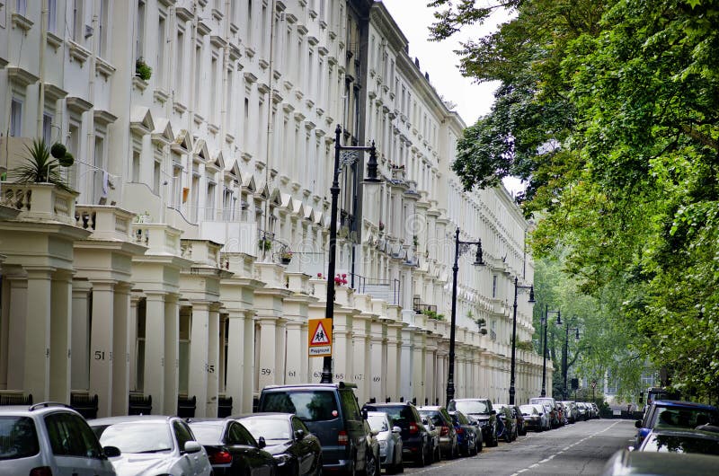 Rangée de belles maisons edwardian blanches dans Kensington, Londres photographie stock Rangée de belles maisons edwardian blanches dans Kensington, Londres photographie stock