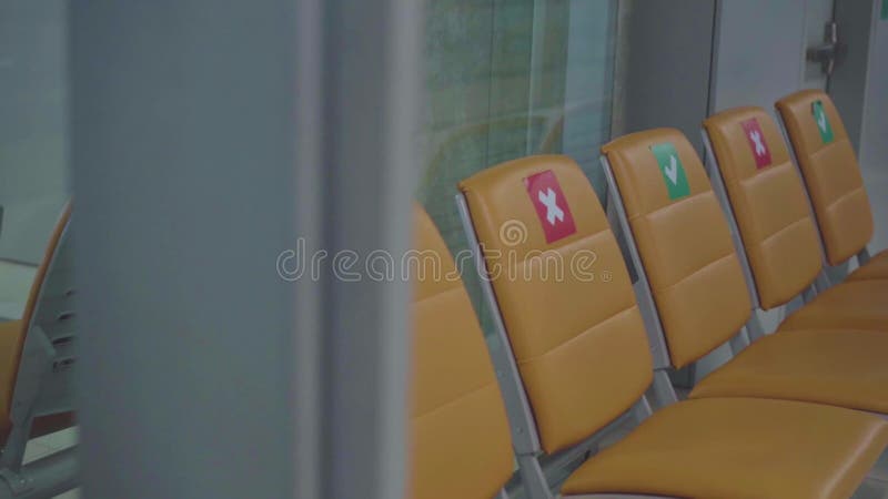 Rangée de sièges vides de chaise de banc dans un terminal de transports en commun avec les conseils distançants sociaux pendant le banque de vidéos