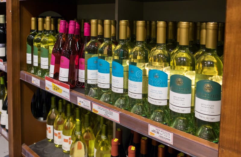 Rangées des bouteilles de vin israéliennes à vendre sur l'étagère au supermark de nourriture photos libres de droits Rangées des bouteilles de vin israéliennes à vendre sur l'étagère au supermark de nourriture photos libres de droits