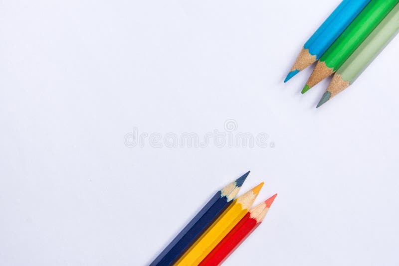 Rangées des crayons multicolores au fond et au dessus diagonaux de position sur le fond de livre blanc Conception graphique de cr photos libres de droits Rangées des crayons multicolores au fond et au dessus diagonaux de position sur le fond de livre blanc Conception graphique de cr photos libres de droits