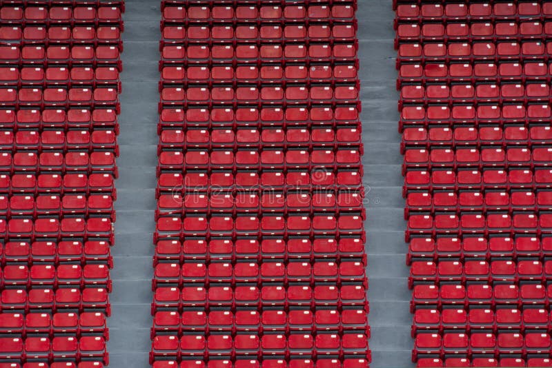 Rangées des sièges rouges vides sur l'étape du stade photographie stock libre de droits Rangées des sièges rouges vides sur l'étape du stade photographie stock libre de droits