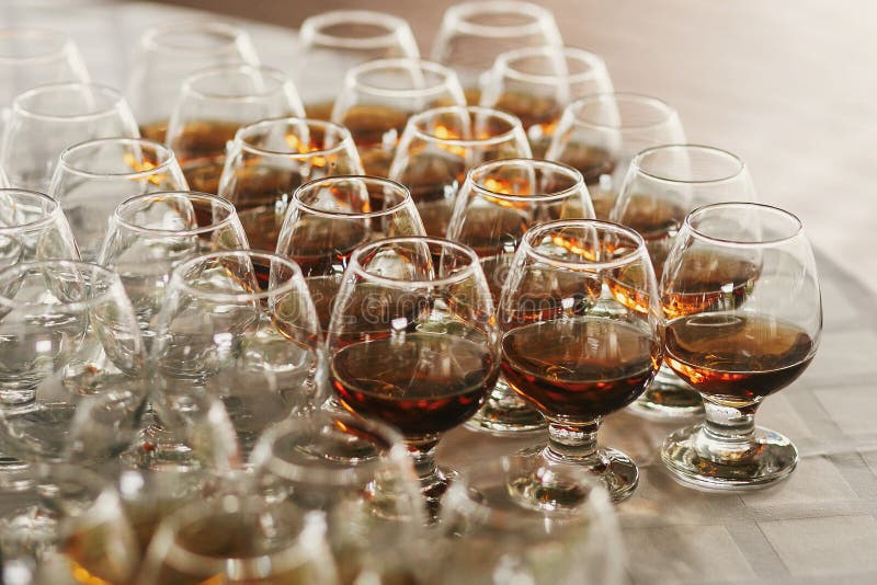 Rangées konjac sur la table à la réception de mariage Cocktails et whiskey en verres à la barre d'alcool au luxe de festin de mar image stock Rangées konjac sur la table à la réception de mariage Cocktails et whiskey en verres à la barre d'alcool au luxe de festin de mar image stock
