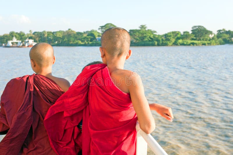 RANGÚN, MYANMAR - 24 de noviembre de 2015: Monjes jovenes en el transbordador imagen de archivo libre de regalías RANGÚN, MYANMAR - 24 de noviembre de 2015: Monjes jovenes en el transbordador imagen de archivo libre de regalías