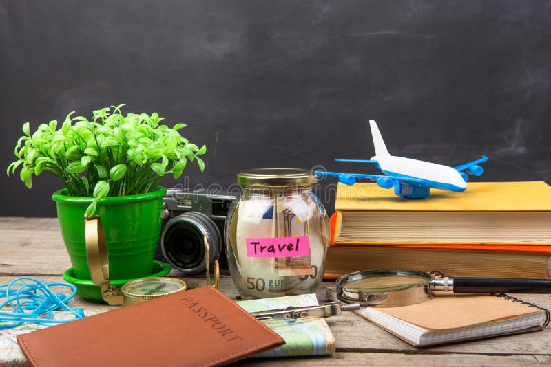 Ranja com dinheiro para um curso, mapas, passaporte, e o outro material para a aventura imagens de stock Ranja com dinheiro para um curso, mapas, passaporte, e o outro material para a aventura imagens de stock