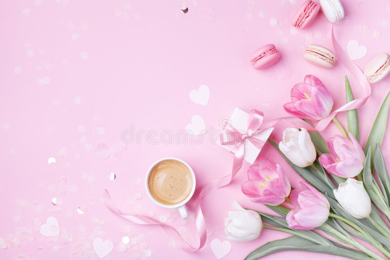 Ranku filiżanka kawy, tortowy macaron, prezenta pudełko i wiosna tulipan, kwitniemy na różowym tle Piękny śniadanie dla kobieta d zdjęcie royalty free