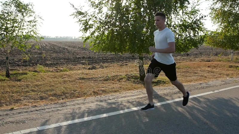 Ranku młodego człowieka bieg maraton Lato swobodny ruch