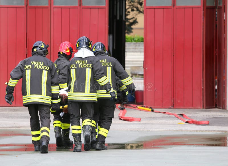 ranny niosący strażakami na blejtramu zdjęcia stock ranny niosący strażakami na blejtramu zdjęcia stock