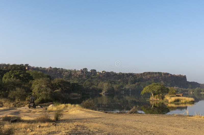 Ranthambhorefort dat van Zone3, het Nationale park van Ranthambhore, Rajasthan, India wordt gezien stock foto Ranthambhorefort dat van Zone3, het Nationale park van Ranthambhore, Rajasthan, India wordt gezien stock foto