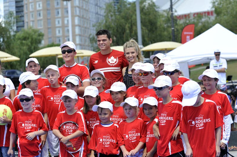 Raonic Milos & Bouchard krasnoludkowie MOGĄ przy Rogers filiżanką (1) zdjęcia stock Raonic Milos & Bouchard krasnoludkowie MOGĄ przy Rogers filiżanką (1) zdjęcia stock