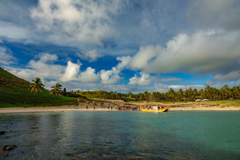 Rapa Nui historic boat arrives to Anakena beach