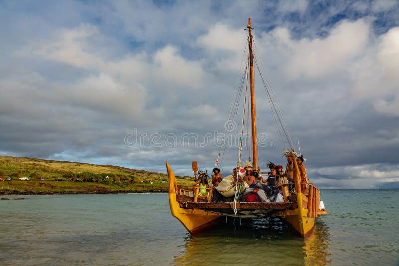 Rapa Nui historic boat arrives to Anakena beach