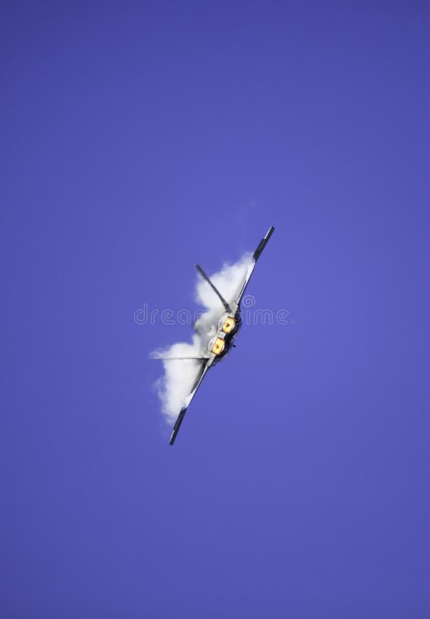 Rapace F-22 durante il volo sopra l'Hawai immagini stock libere da diritti Rapace F-22 durante il volo sopra l'Hawai immagini stock libere da diritti