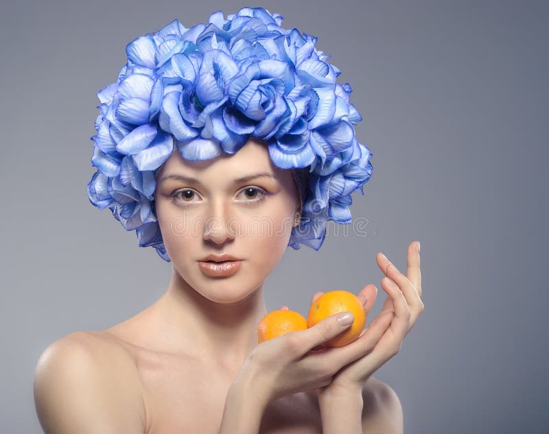 Rapariga bonita com tangerinas amarelas imagens de stock Rapariga bonita com tangerinas amarelas imagens de stock