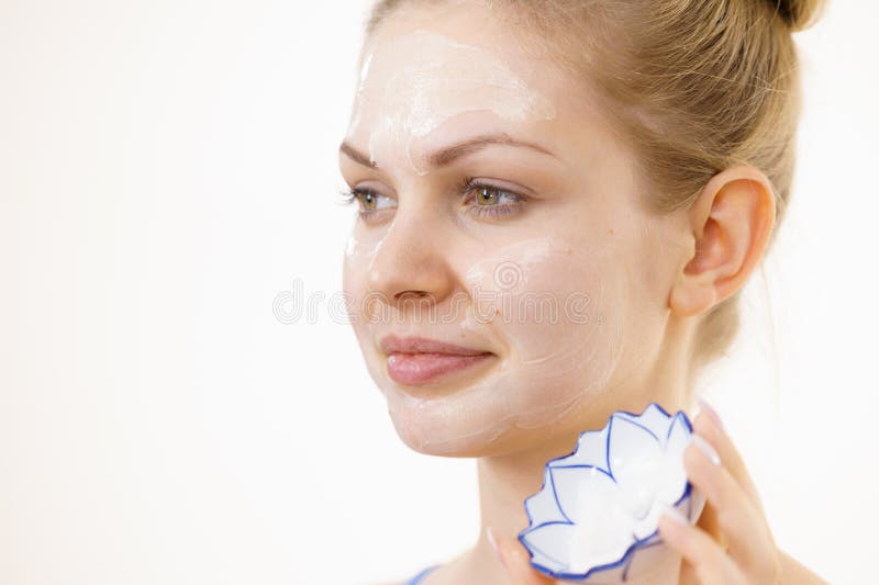 Rapariga com cosmético hidratante de creme no rosto foto de stock royalty free