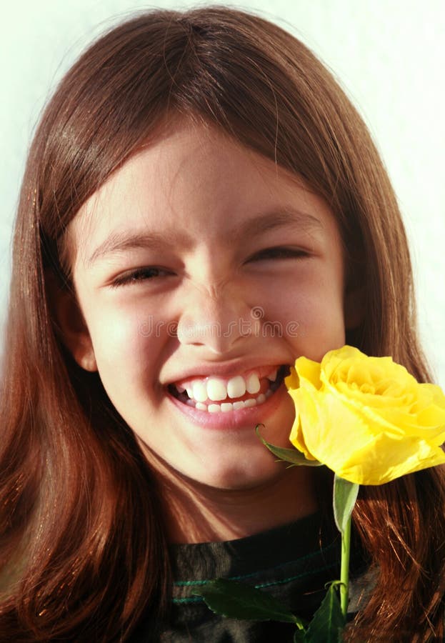 Menina nova a rir fotos de stock