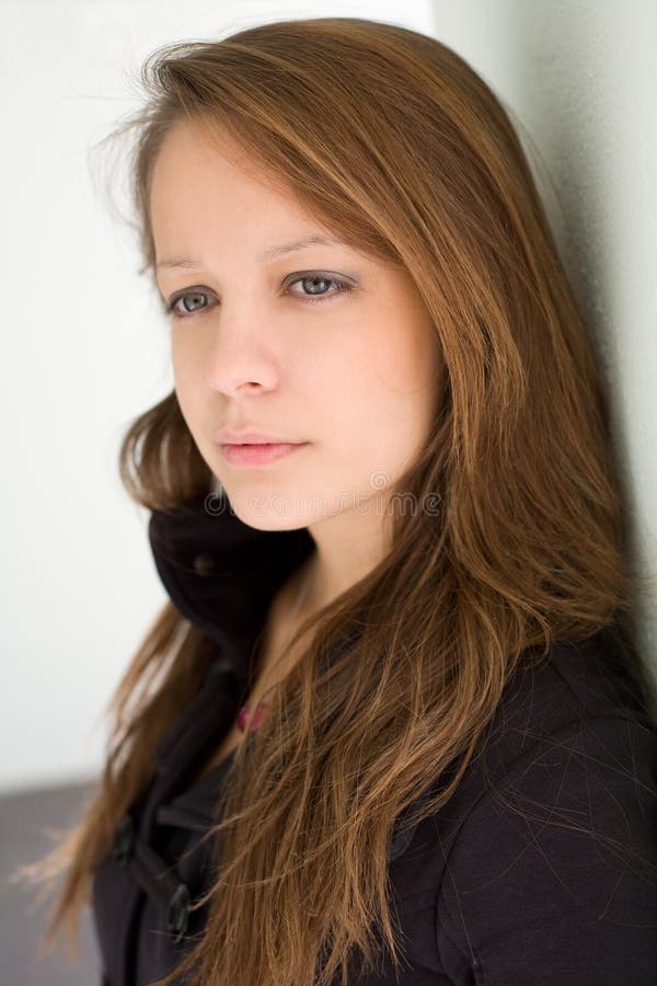 Rapariga jovem e pensativa imagem de stock royalty free