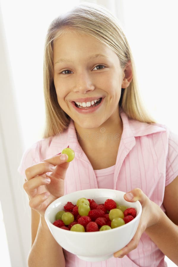 Rapariga que come a salada da fruta fresca imagens de stock Rapariga que come a salada da fruta fresca imagens de stock