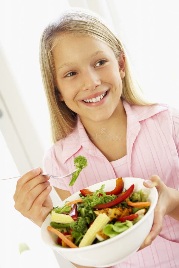 Rapariga que come a salada fresca fotografia de stock Rapariga que come a salada fresca fotografia de stock