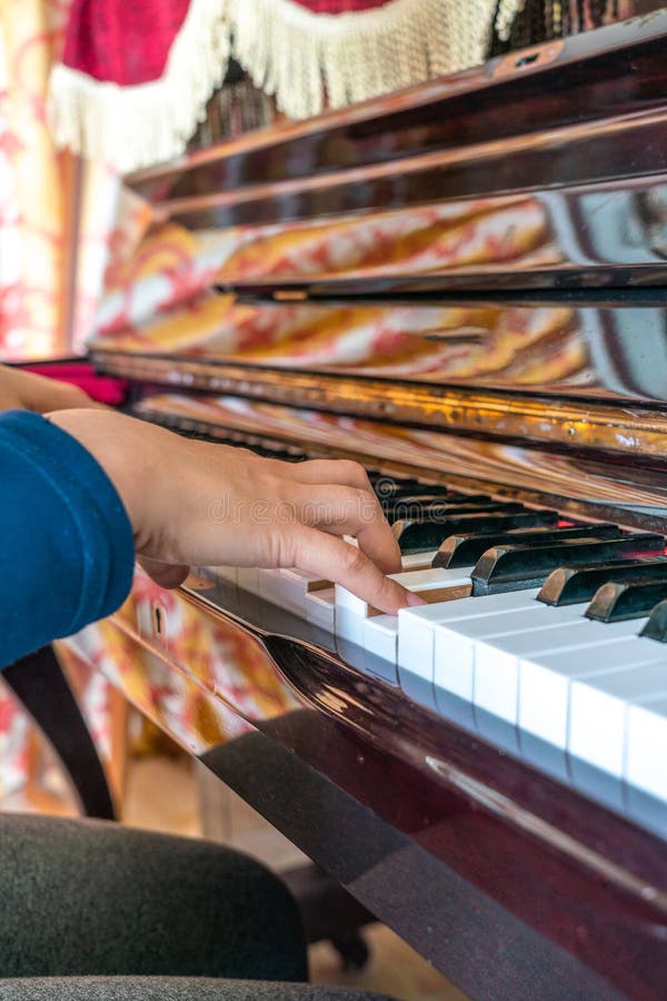 Rapariga que joga o piano imagens de stock Rapariga que joga o piano imagens de stock