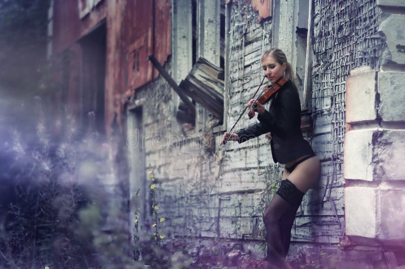 Rapariga que joga o violino fotografia de stock royalty free Rapariga que joga o violino fotografia de stock royalty free