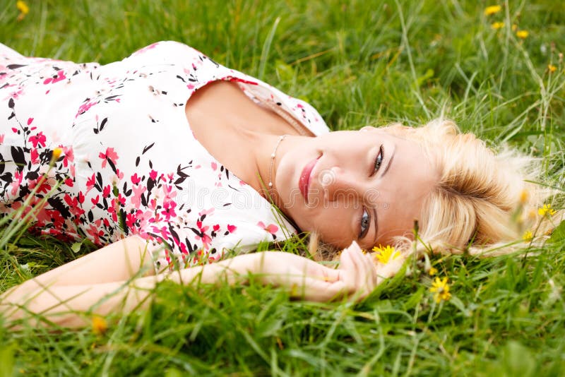 Rapariga que relaxa em um prado fotografia de stock Rapariga que relaxa em um prado fotografia de stock