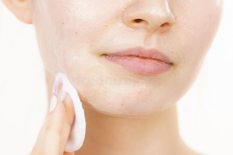 Rapariga remove máscara cosmética fotos de stock royalty free