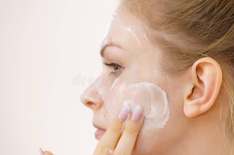 Raparoca aplica creme cosmético fotos de stock royalty free