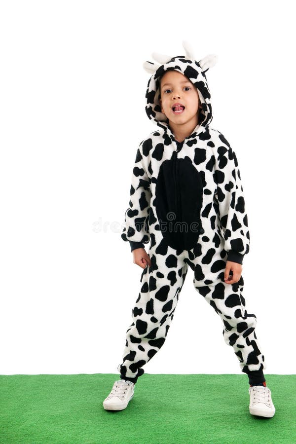 Rapaz pequeno como a vaca feliz nos prados fotografia de stock royalty free Rapaz pequeno como a vaca feliz nos prados fotografia de stock royalty free