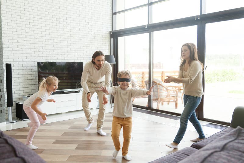 Pais De Travamento Da Menina De Olhos Vendados Que Jogam O Jogo Do  Esconde-esconde Foto de Stock - Imagem de amor, movimento: 143988726