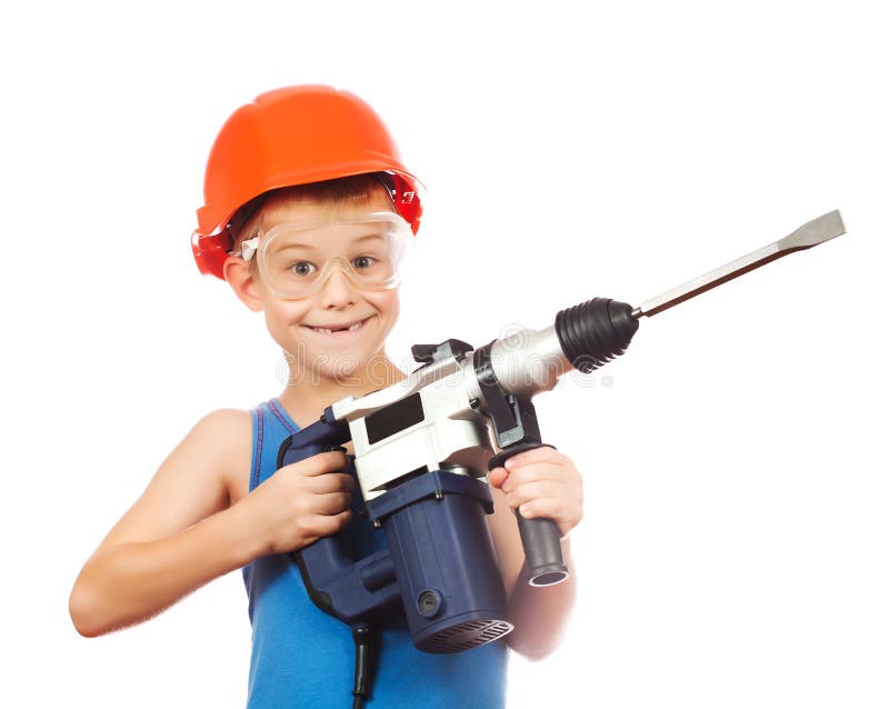 Rapaz pequeno em um capacete com martelo bonde