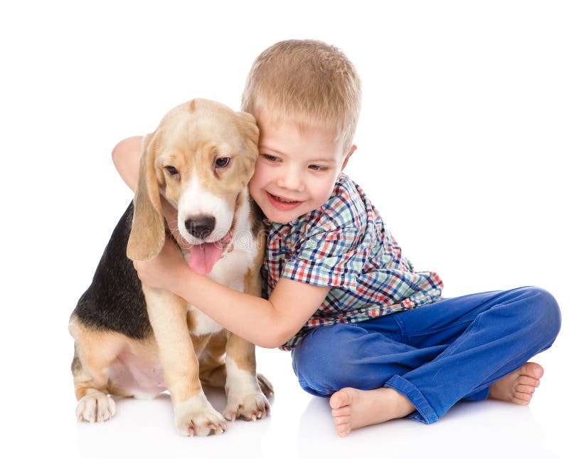 Rapaz pequeno que abraça o cachorrinho do lebreiro Isolado no fundo branco fotos de stock royalty free Rapaz pequeno que abraça o cachorrinho do lebreiro Isolado no fundo branco fotos de stock royalty free