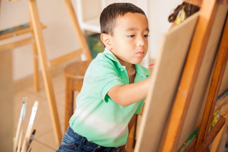 Rapaz pequeno que aprende como pintar fotos de stock Rapaz pequeno que aprende como pintar fotos de stock
