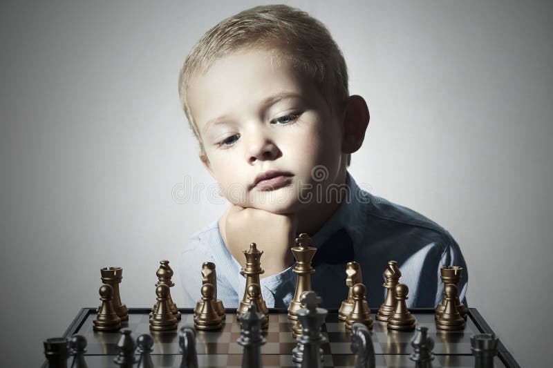 Jogar Xadrez Infantil. Xadrez Para Crianças Inteligentes. Criança Gênio  Aluno Inteligente Jogando Jogo De Tabuleiro Lógico. Rapaz Imagem de Stock -  Imagem de gênio, passatempo: 273189041