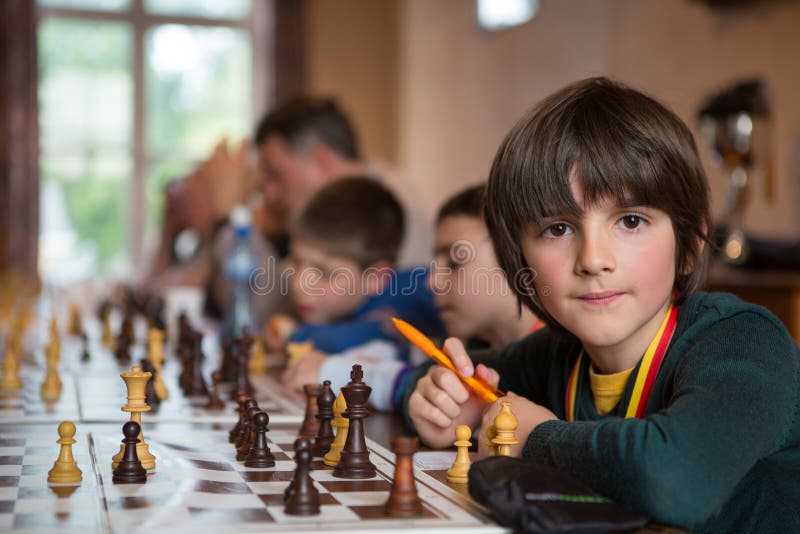 Xadrez Do Jogo De Duas Meninas Movimento Branco Do Bispo Imagem de Stock -  Imagem de rainha, meninas: 66878401