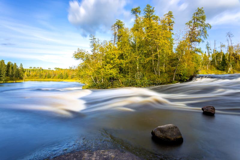 Download Rapide de point de pin photo stock. Image du long, manitoba - 77153430