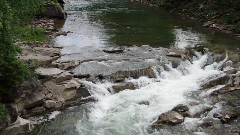 Rapidi del fiume Whitewater Grandi rocce Europa, Ucraina, montagne dei Carpazi