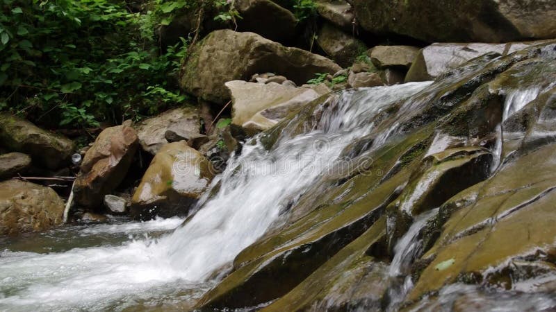 Rapidi del fiume Whitewater Rocce lisce Collezione di chiusura Monti Carpathian