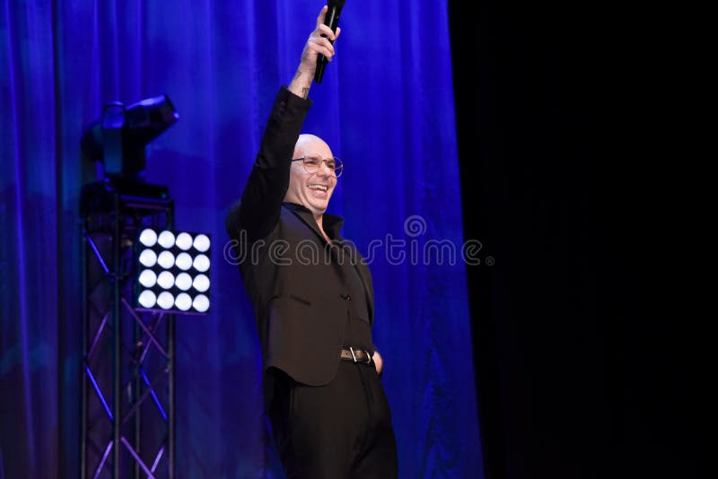 Rapper Pitbull die op stadium spreken royalty-vrije stock fotografie Rapper Pitbull die op stadium spreken royalty-vrije stock fotografie