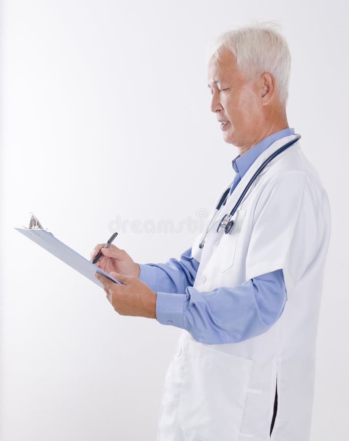 Rapporto asiatico senior di scrittura di medico fotografia stock Rapporto asiatico senior di scrittura di medico fotografia stock