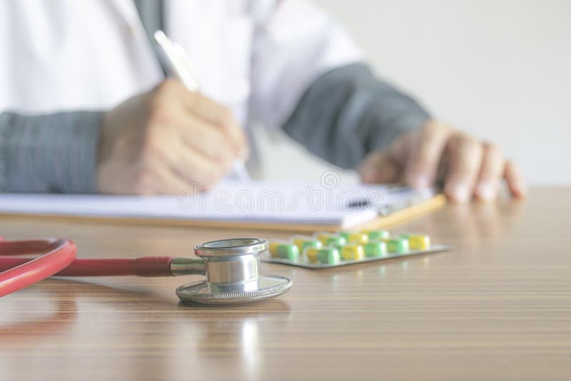Rapporto di scrittura di medico del primo piano lo stato dei pazienti e del dru fotografie stock Rapporto di scrittura di medico del primo piano lo stato dei pazienti e del dru fotografie stock